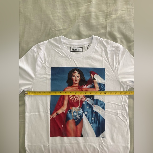 Wonder Woman t-shirt / M (NWOT) - Picture 3 of 5